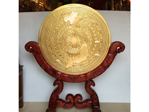 Giá Trống đồng đúc hình bản đồ Việt Nam đường kính 81cm dát vàng - Q0549