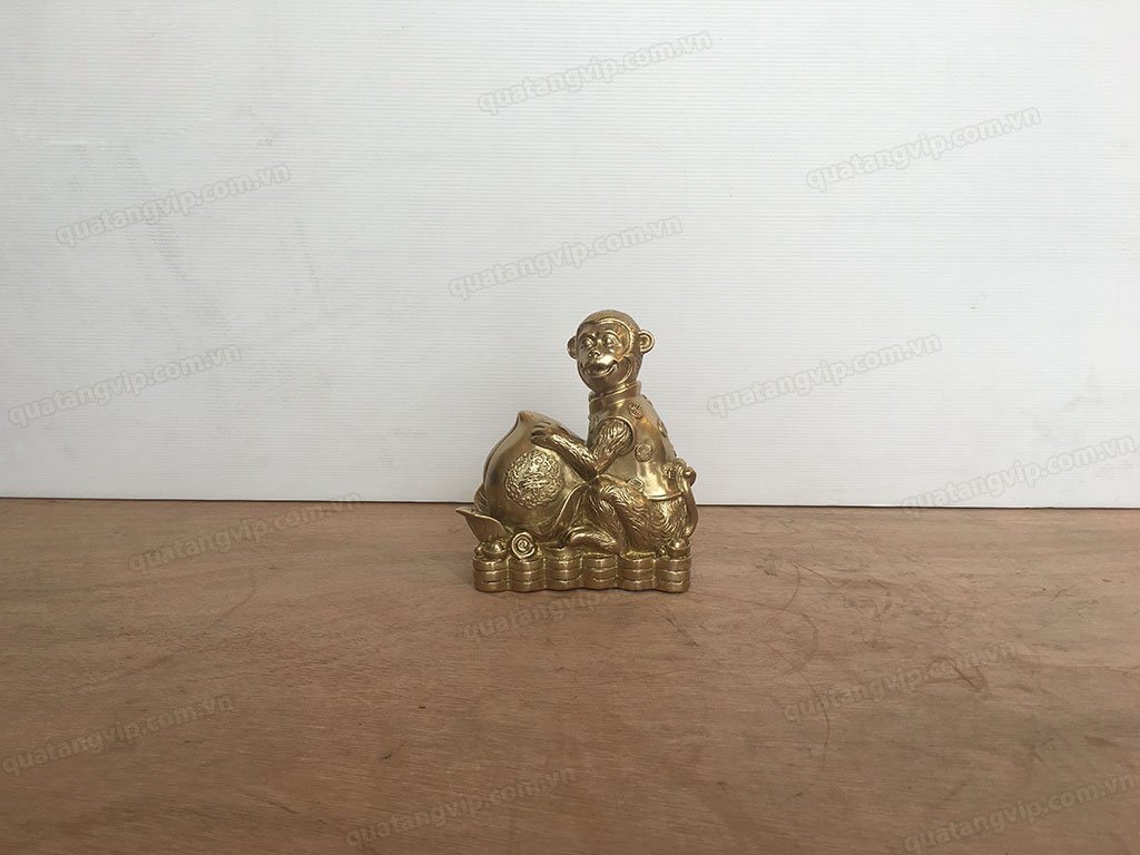 Tượng đồng con Khỉ ôm đào cao 20cm - Q0401